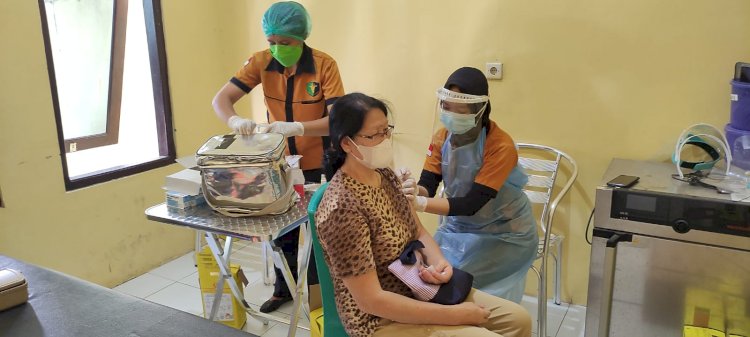 Rev@co Biddokkes Polda NTT Gelar Percepatan Vaksinasi Covid-19 di Tiga Lokasi Kota Kupang