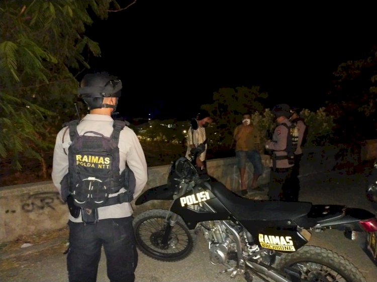 Patroli Malam di Kota Kupang, Ditsamapta Polda NTT Bubarkan Pemuda yang Asyik Minum Miras