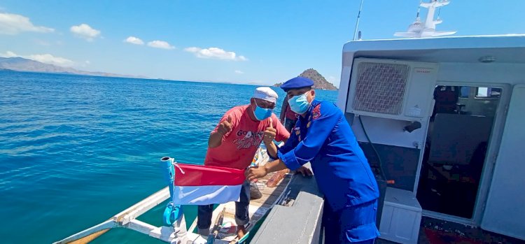 Sambut HUT RI ke 76, Ditpolair Polda NTT Bagi-Bagi Bendera Merah Putih Kepada Nelayan