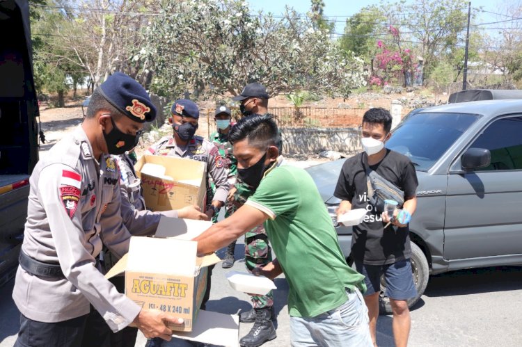Satbrimobda NTT Bersama TNI dan Relawan Bagi-Bagi Makanan Siap Santap Kepada Masyarakat Kota Kupang