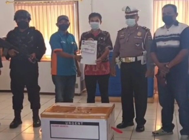 Penambahan 640 Vial Vaksin Jenis Sinovac tiba di Kupang, Personil Polda NTT Lakukan Pengawalan VVIP