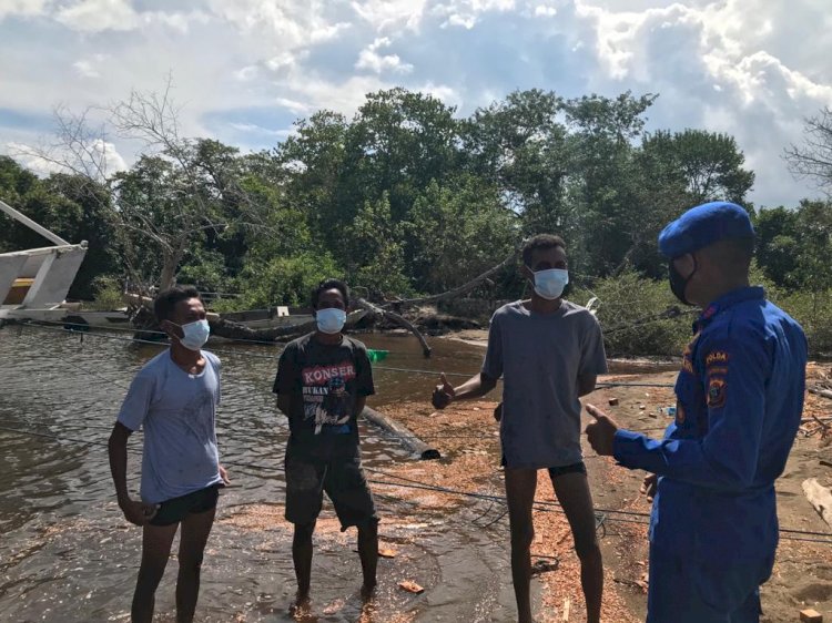 Sambangi Pesisir Desa Tapil, Personil Ditpolairud Polda NTT Ingatkan Nelayan Patuhi Prokes dan Jaga Ekosistem Laut