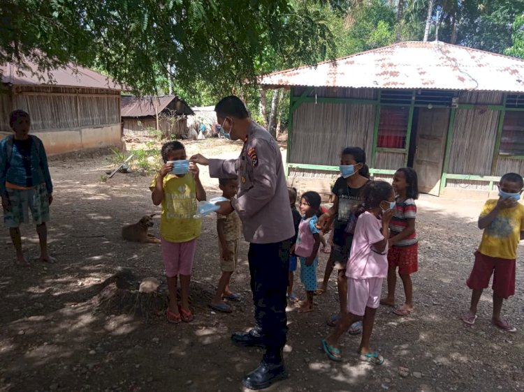 Upaya Memutus Rantai Penyebaran Covid-19, Personel Ditbinmas Polda NTT Bagikan Masker Gratis Kepada Anak-Anak Desa Noemuti