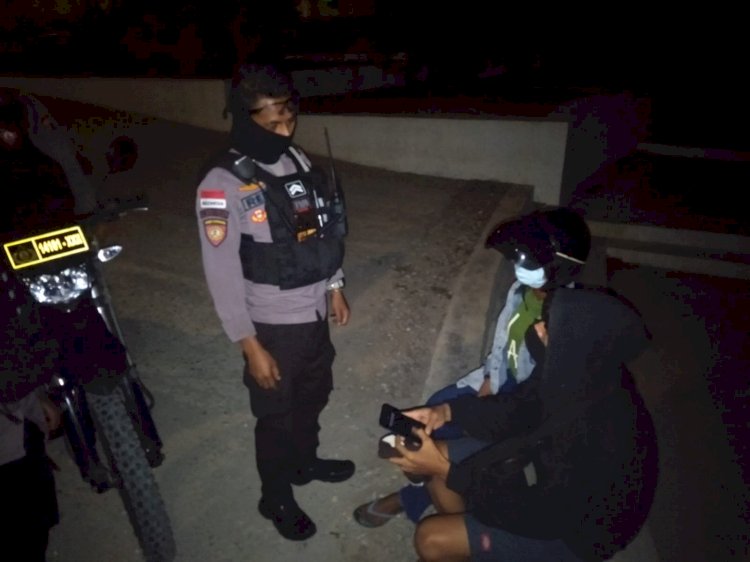 Patroli Malam di Wilayah Kota Kupang, Ditsamapta Polda NTT Serukan Pentingnya Jaga Prokes 5M