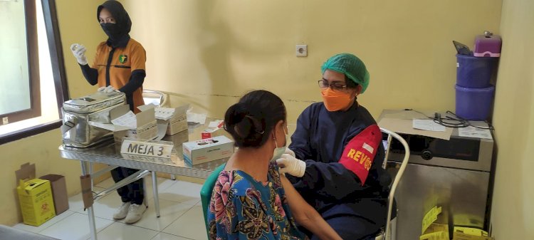 Tim Rev@co Biddokes Polda NTT Giatkan Pemberian Vaksin Tahap II di Klinik Turangga