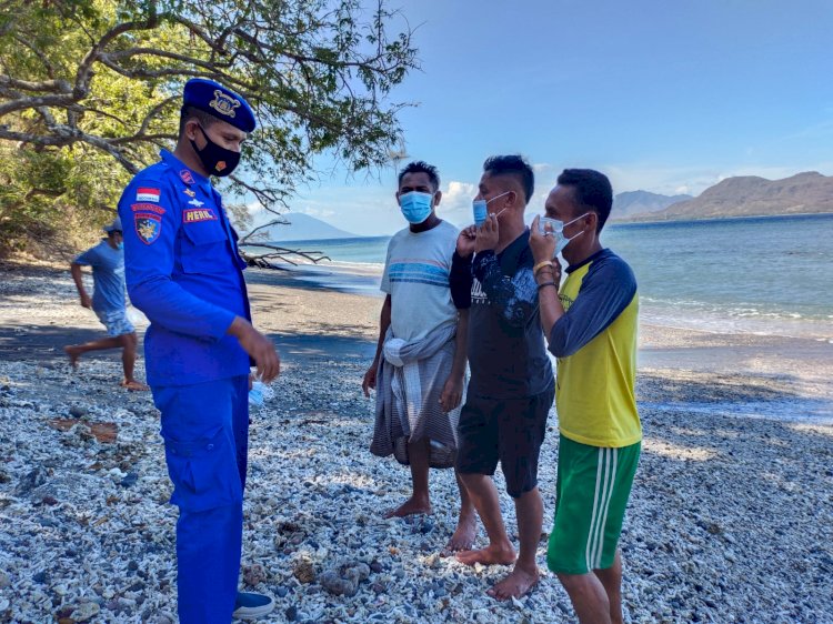 Cegah Penyebaran Covid-19 di Pesisir, Personil Ditpolairud Polda NTT Bagikan Masker Gratis Kepada Nelayan di Pantai Sagu
