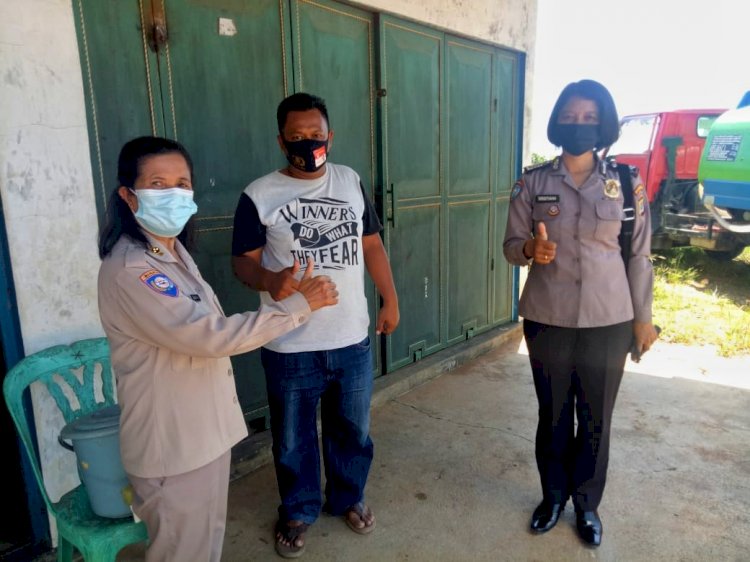 Personel Ditbinmas Polda NTT Bagi Masker kepada Masyarakat Sebagai Salah Satu Langkah Polri Menekan Penyebaran Covid-19