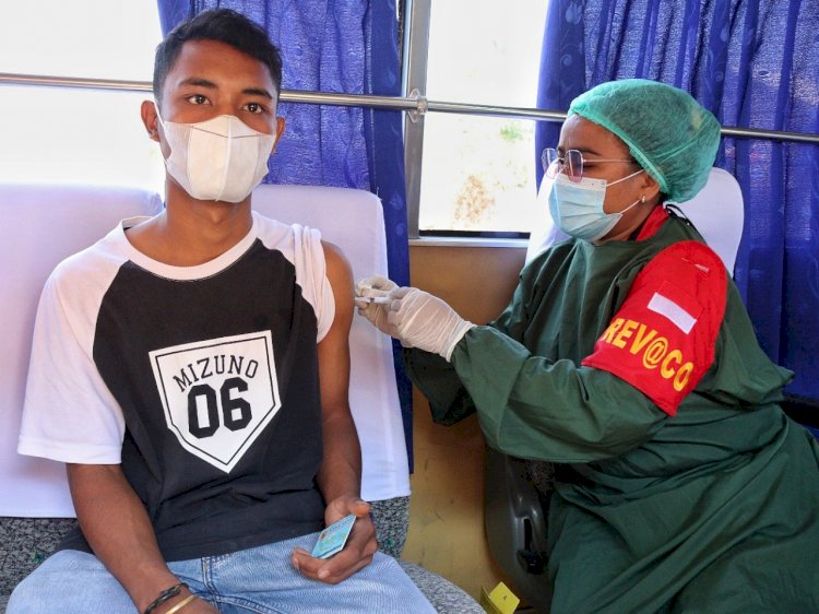 Bentuk Herd Immunity, Biddokkes Polda NTT dan BEM Nusantara Kembali Menggelar Vaksinasi Terhadap Mahasiswa di Undarma Kupang