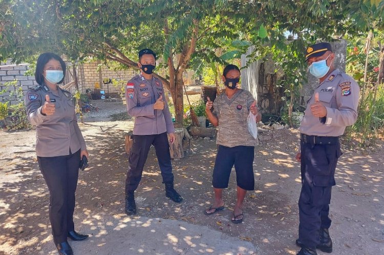 Cegah Penyebaran Covid-19, Personel Ditbinmas Polda NTT Bagikan Masker Gratis Kepada Masyarakat