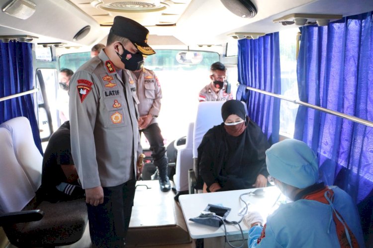 Mobil Senyum Siaga Covid-19 Polda NTT Sambangi Masyarakat Pesisir Pantai Tablolong Beri Pelayanan Vaksinasi
