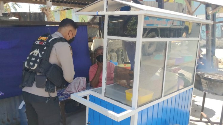 Sambangi Para Pedagang Kaki Lima di Kota Kupang, Personel Ditsamapta Beri Imbauan Prokes