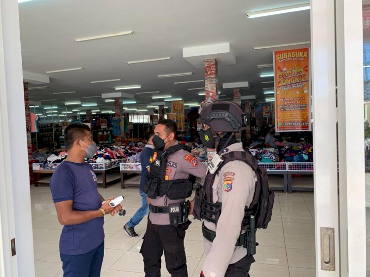 Sambangi Para Pedagang Kaki Lima di Kota Kupang, Personel Ditsamapta Beri Imbauan Prokes