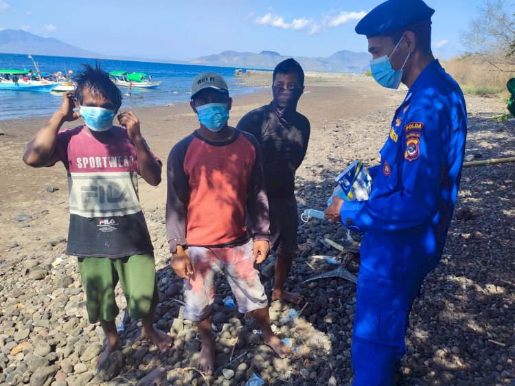 Sambang Nusa di Pesisir Mananga, Personil Ditpolairud Polda NTT Bagikan Masker Gratis dan Imbau Nelayan Jaga Kebersihan