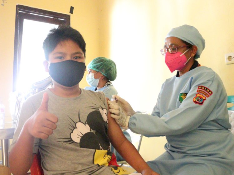 Upaya Percepatan Vaksinasi, Biddokkes Polda NTT Gelar Respon Vaksinasi Terhadap Ratusan Anak Usia 12 hingga 17 Tahun
