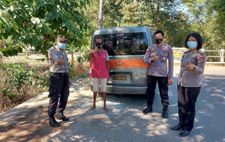 Sambangi Warga Kelurahan Oepura, Personel Ditbinmas Polda NTT Beri Imbauan Prokes 5 M