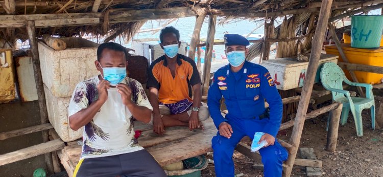 Terapkan Prokes Saat Gelar Patroli Pesisir, Personil Ditpolairud Polda NTT Bagikan Masker Gratis Kepada Nelayan di Takari