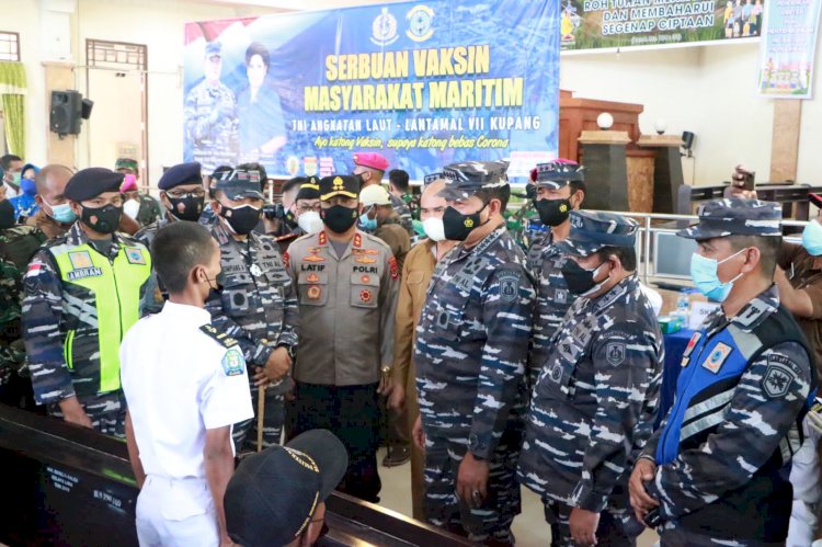 Kapolda NTT Dampingi Kepala Staf TNI Angkatan Laut Laksamana TNI Yudo Margono Tinjau Pelaksanaan Serbuan Vaksinasi Maritim