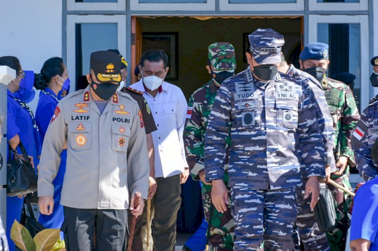 Kapolda NTT Lepas Keberangkatan Kasal bersama Rombongan ke Labuan Bajo di Bandara Lanudal Kupang