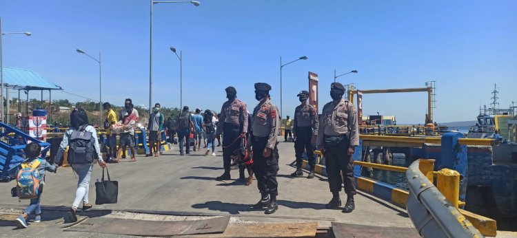 Patroli Humanis di Pelabuhan Bolok, Ditsamapta Polda NTT Kerahkan Unit K9