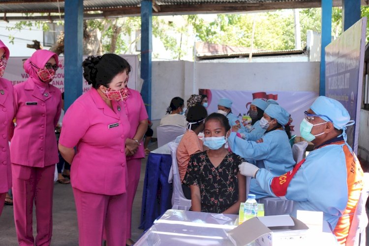 HUT HKGB ke-69 dan HUT Lantas ke-66, Bhayangkari Daerah NTT Gelar Pelayanan Vaksinasi Bagi Ibu dan Anak Usia 12-17 Tahun