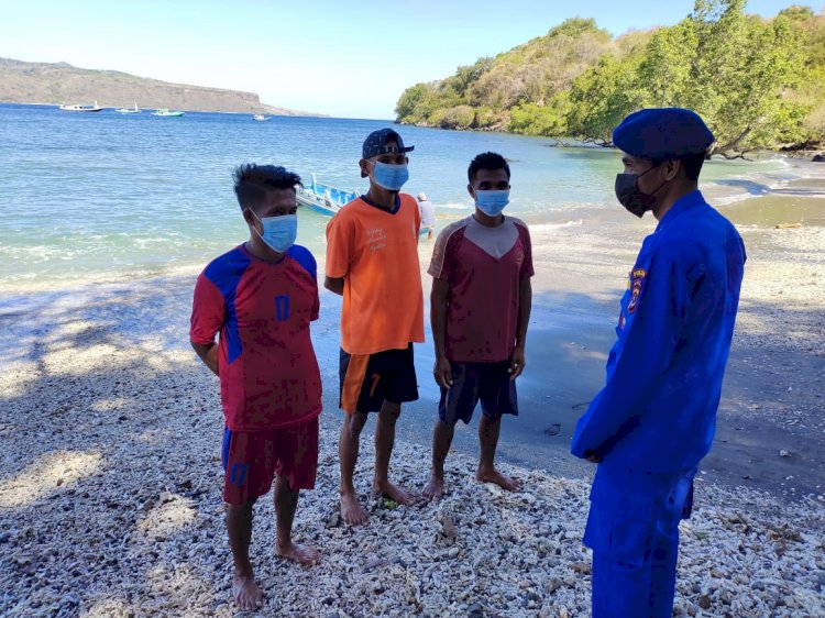 Patroli Sambang Pesisir Desa Baopukang, Personil Ditpolairud Polda NTT Ingatkan Nelayan Terapkan Prokes dalam Beraktivitas