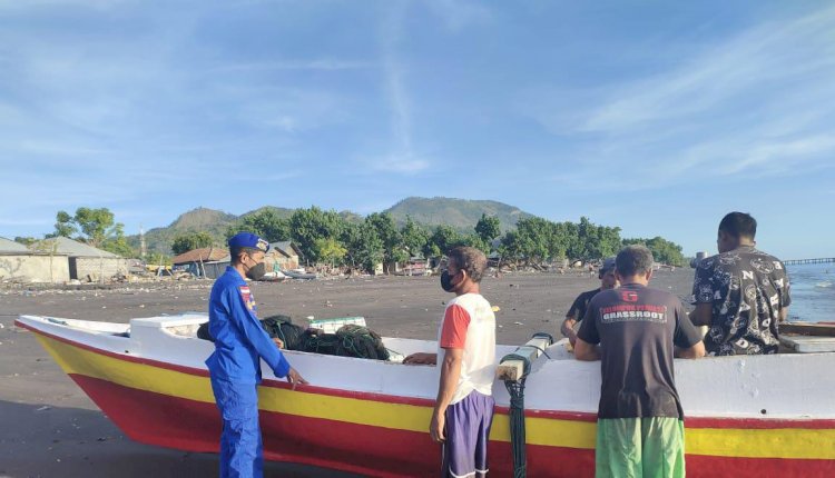 Sambang Nusa di Wilayah Pesisir, Personil Ditpolairud Polda NTT Imbau Nelayan Desa Lato Jaga Ekosistem Bawah Laut