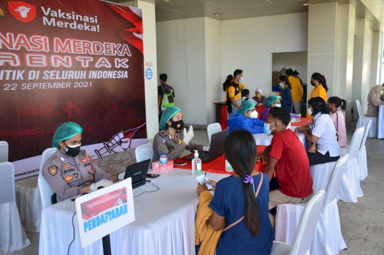 Kapolda NTT dan Forkopimda Hadiri Kegiatan Vaksinasi Merdeka Serentak di 96 Titik Seluruh Indonesia
