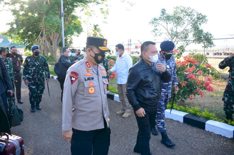 Kapolda NTT Lepas Keberangkatan Pangkostrad Bersama Rombongan di Kupang