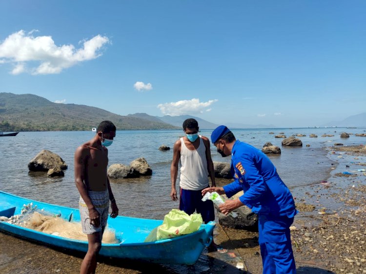 Patroli Sambang Pesisir Pantai Sagu, Personil Ditpolairud Polda NTT Ajak Nelayan Ikut Serta Jaga Kamtibmas dan Terapkan Prokes