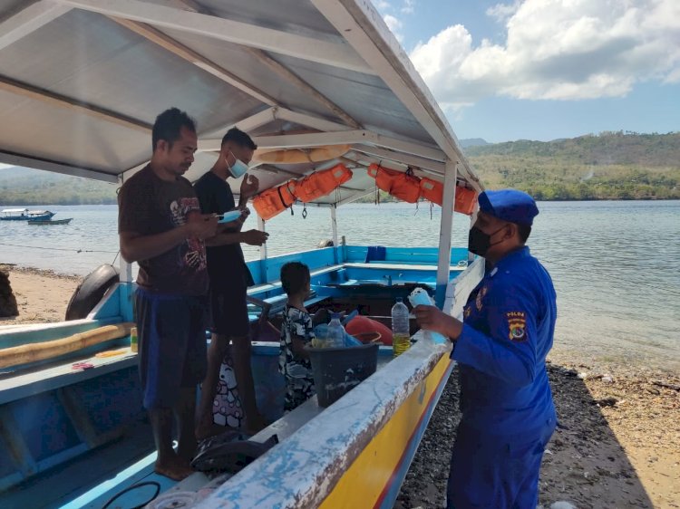 Personil Ditpolairud Polda NTT Giatkan Patroli Imbauan Prokes dan Bagikan Masker di Wilayah Pesisir Arang