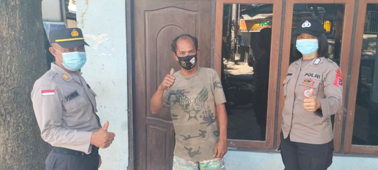 Kembali Personel Ditbinmas Polda NTT Bagikan Masker Gratis Kepada Warga Masyarakat Secara Door To Door