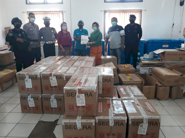 Dukung Percepatan Vaksinasi, Polda NTT Kawal Ketat Penambahan 61.120 Vial Vaksin Jenis Sinovac di Kupang