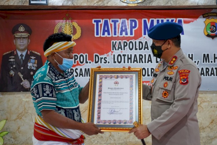 Kunjungi Polres Sumba Barat, Kapolda NTT Beri Penghargaan Kepada Kepala Desa Bolu Bokat yang Telah Menghibahkan Tanahnya untuk Polda NTT