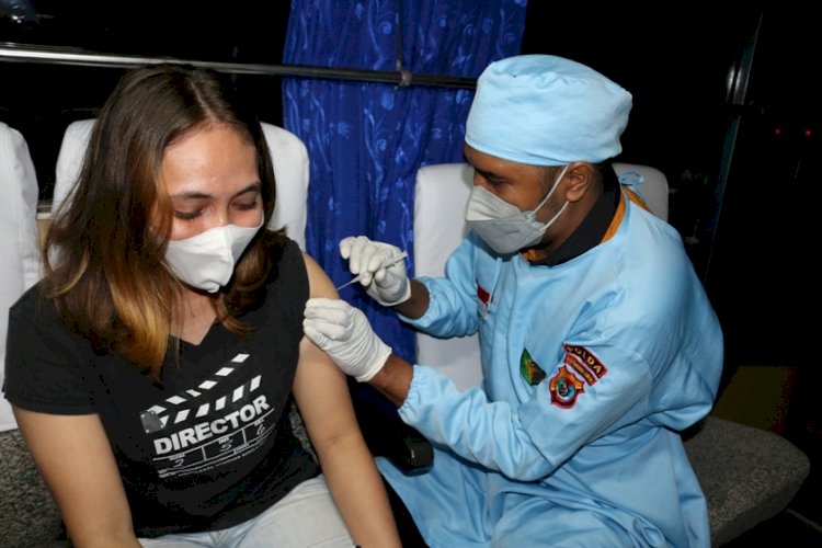 Targetkan 300 Dosis, Kembali Polda NTT Beri Pelayanan Vaksinasi Malam Hari di Tamnos