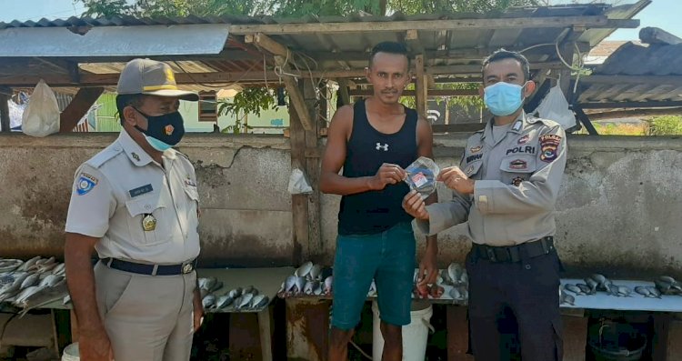 Sambangi Para Pedagang Ikan di Pasar Oeba, Personel Subditbintibsos Ditbinmas Polda NTT Edukasi Prokes dan Bagikan Masker Gratis