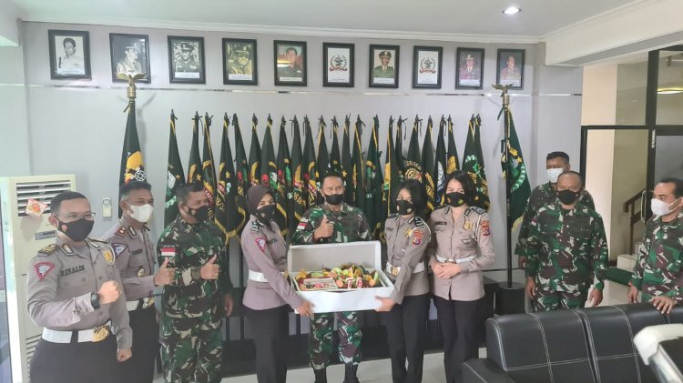 Kejutan Kue Ulang Tahun dari Kapolda NTT untuk HUT TNI ke-76 Kepada Danrem 161/Wirasakti Kupang