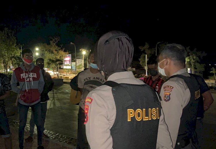 Patroli KRYD, Personel Turjawali Ditsamapta Polda NTT Ajak Warga Bersama Menjaga Kamtibmas