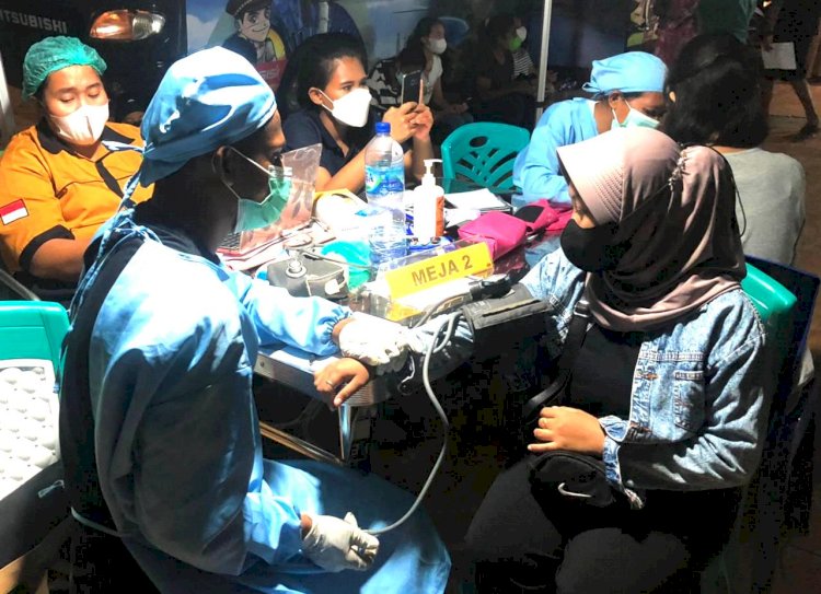 Masyarakat Apresiasi Kegiatan Pelayanan Vaksinasi Malam Hari Biddokkes Polda NTT