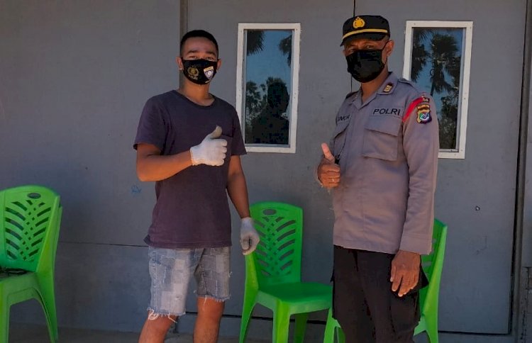 Bagikan Masker Gratis, Personel Ditbinmas Polda NTT Sambangi Warga Kelurahan TDM
