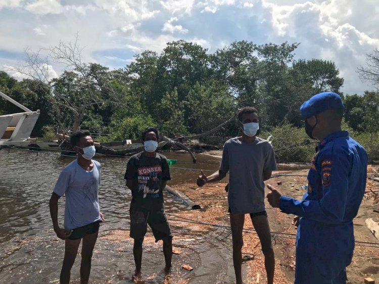 Patroli Imbau Pesisir, Personil Ditpolairud Polda NTT Ingatkan Nelayan Desa Tapil Patuhi Prokes dan Jaga Ekosistem Laut
