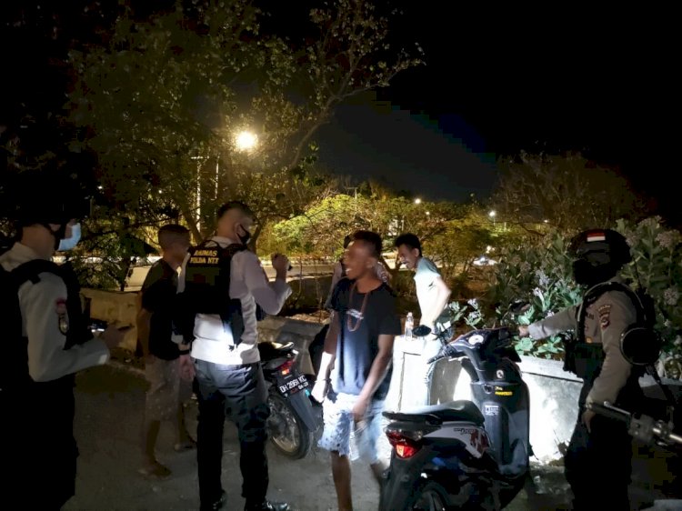 Cegah Aksi Kriminalitas, Personel Ditsamapta Patroli Malam Hari Ke Tempat Rawan Gangguan Kamtibmas di Kota Kupang