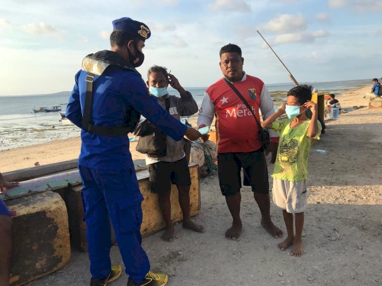 Personel Ditpolairud Polda NTT Ingatkan Nelayan Terapkan Pola Hidup Sehat Dalam Setiap Aktivitas Saat Lakukan Patroli Pesisir di Wilayah Kabupaten Kupang