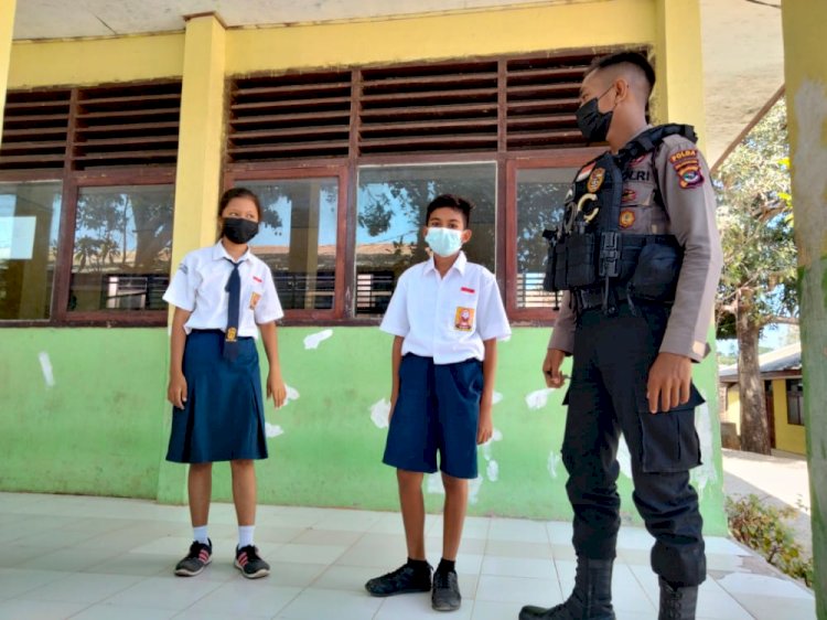 Gelar Patroli Rutin, Personil Turjawali Ditsamapta Polda NTT Ajak Siswa Sekolah Disiplin Prokes 5M