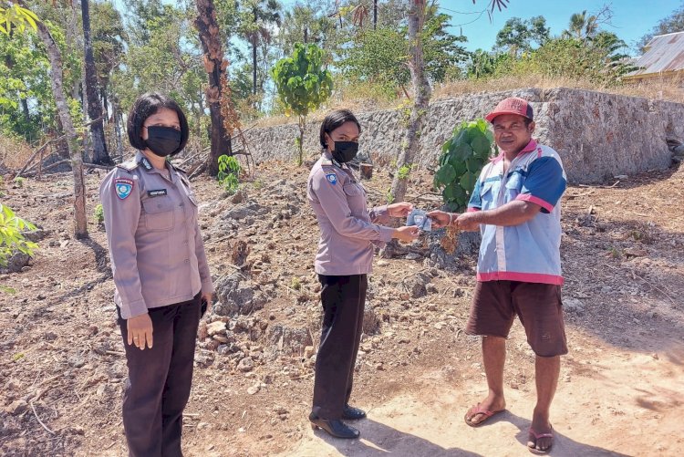 Cegah Penyebaran Covid-19, Kembali Personel Ditbinmas Polda NTT Bagikan Masker Gratis Kepada Warga Kota Kupang