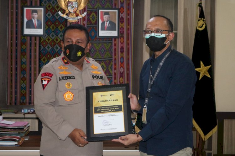Polda NTT Terima Piagam Penghargaan dari Kanwil DJP Nusa Tenggara Atas Kontribusi Kepada Negara Berupa Sinergi Dalam Optimalisasi Penerimaan Pajak 2021
