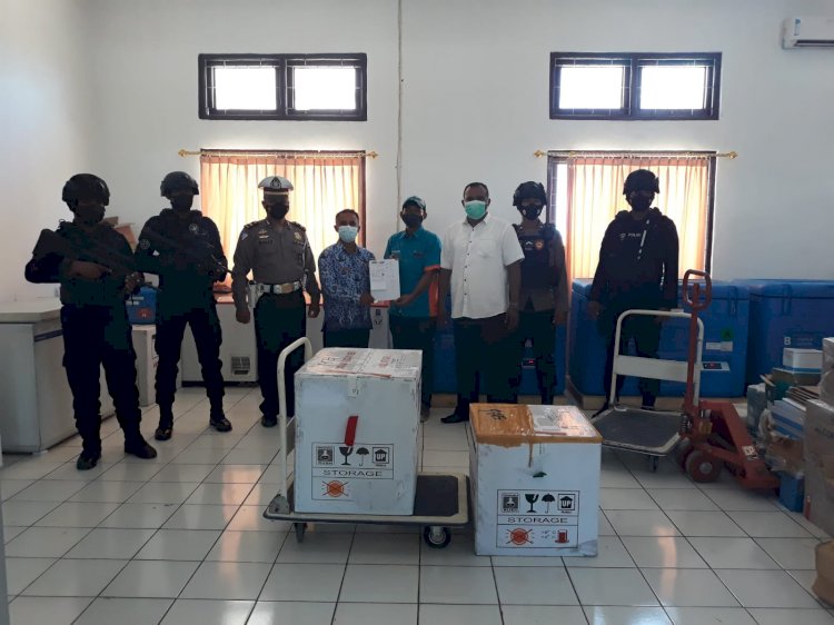 Penambahan Dua Koli Vaksin Covid 19 Tiba di Kupang, Dikawal Ketat oleh Personil Gabungan Polda NTT