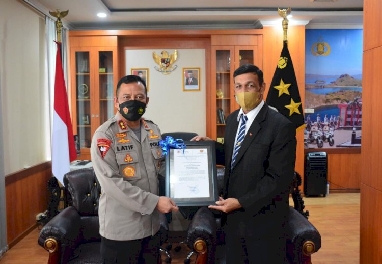 Pelihara Keamanan dan Perdamaian di Perbatasan, Kapolda NTT Terima Penghargaan dari Perdana Menteri RDTL