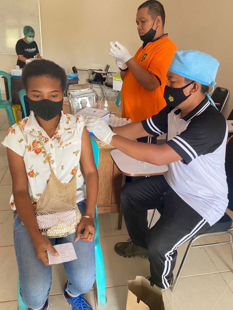 Dukung Percepatan Program Vaksinasi, Tim Vaksinator Biddokkes Polda NTT Gelar Vaksinasi di Klinik Turangga dan IAKN Kupang