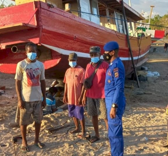 Sambangi Pesisir Sulamu, Personil Ditpolairud Polda NTT Imbau Nelayan Untuk Terapkan Prokes dan Jaga Kamtibmas