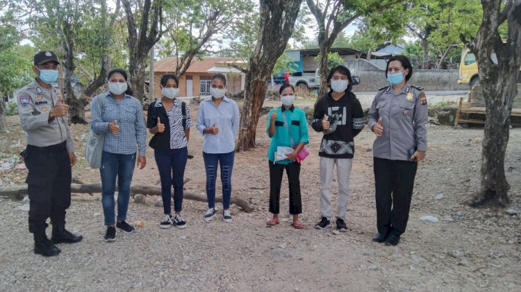 Bagi Masker dan Imbau Prokes, Tim KRYD Ditbinmas Polda NTT Sasar Warga Masyarakat Penfui